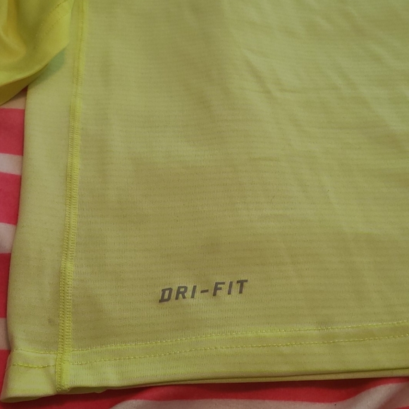 🔥 Nike 🔥 bright yellow hoodie long sleeve tee - Picture 4 of 7